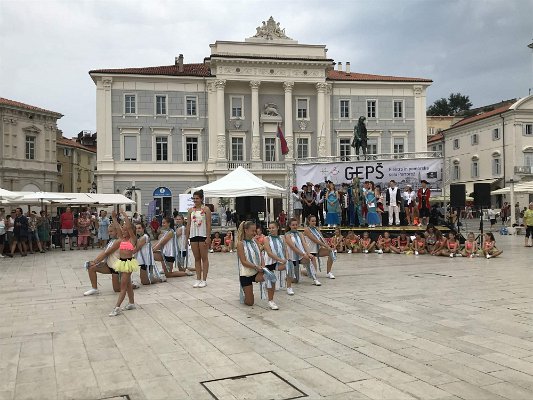 22. Vystoupení dětí na festivalu Pomorski krst s pozadím městské radnice
